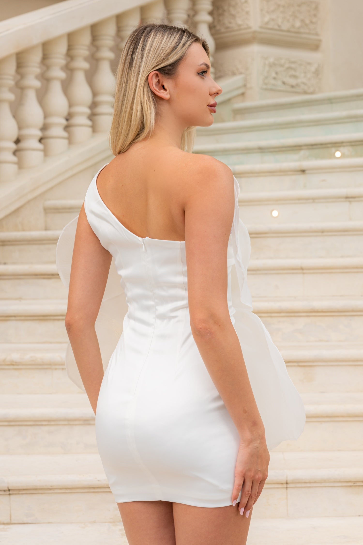 Dámský černý kabát s výřezem