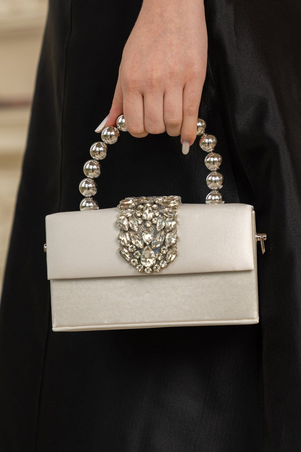 Dámská béžová taška s diamanty