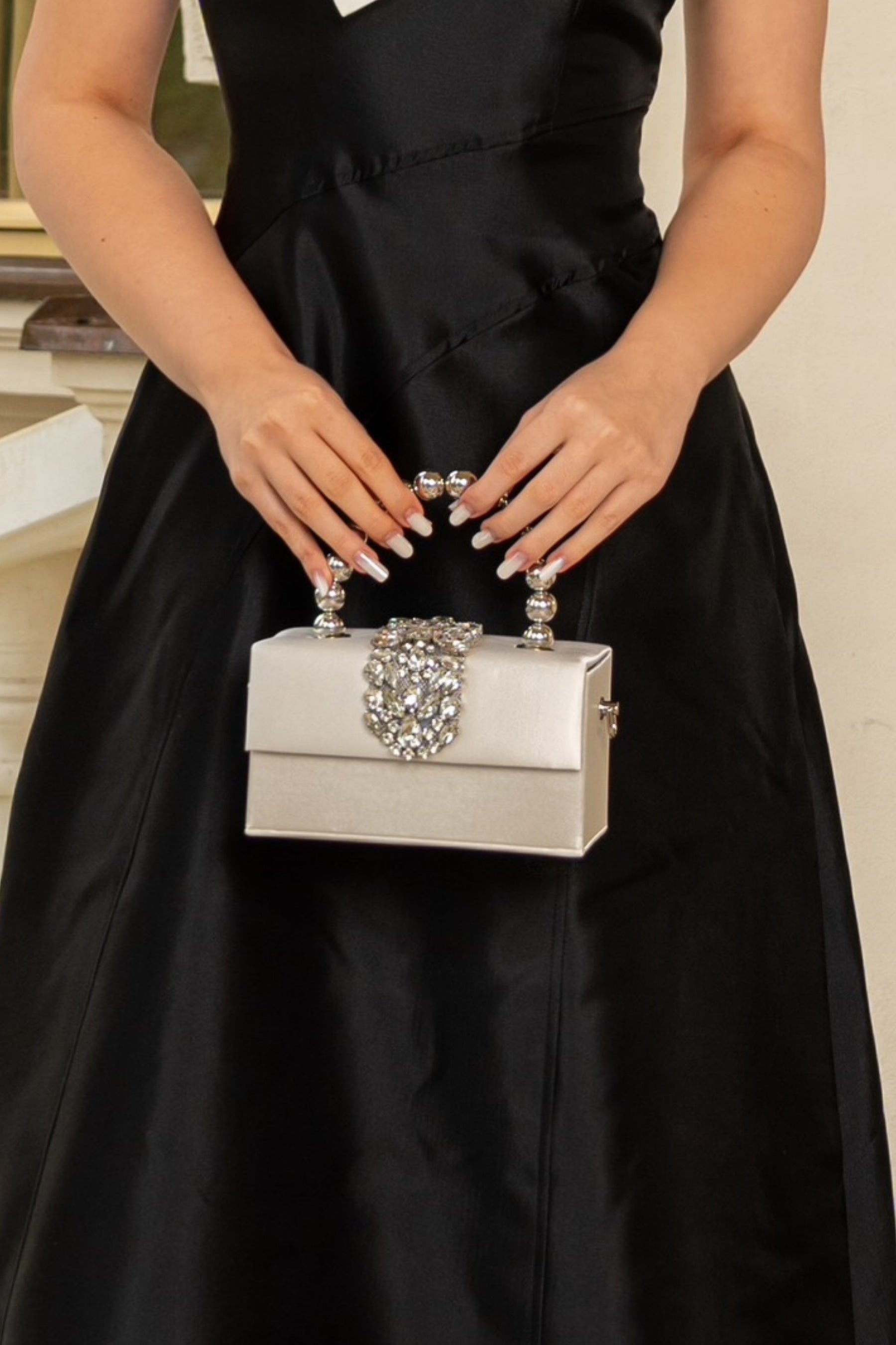 Dámská béžová taška s diamanty