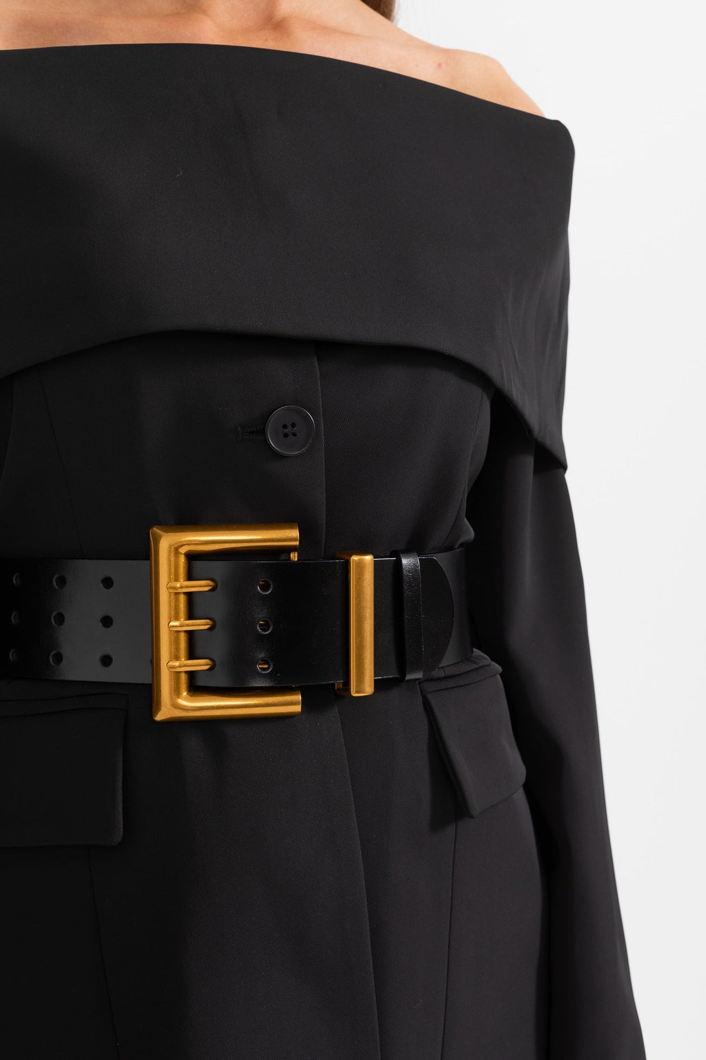 Dámský černý kabát s výřezem