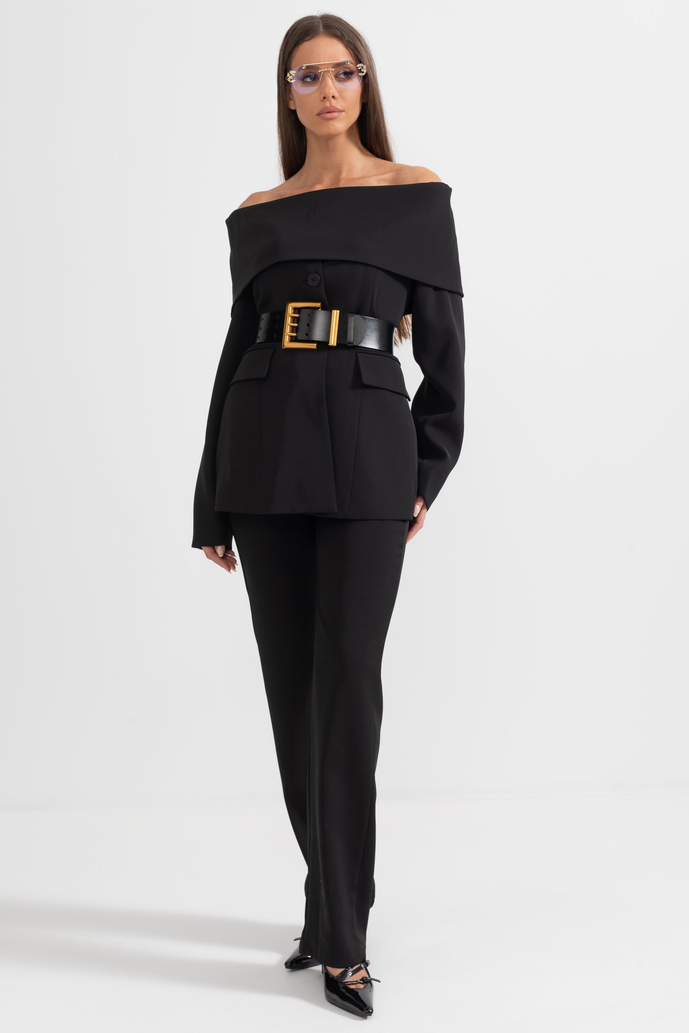 Dámský černý kabát s výřezem