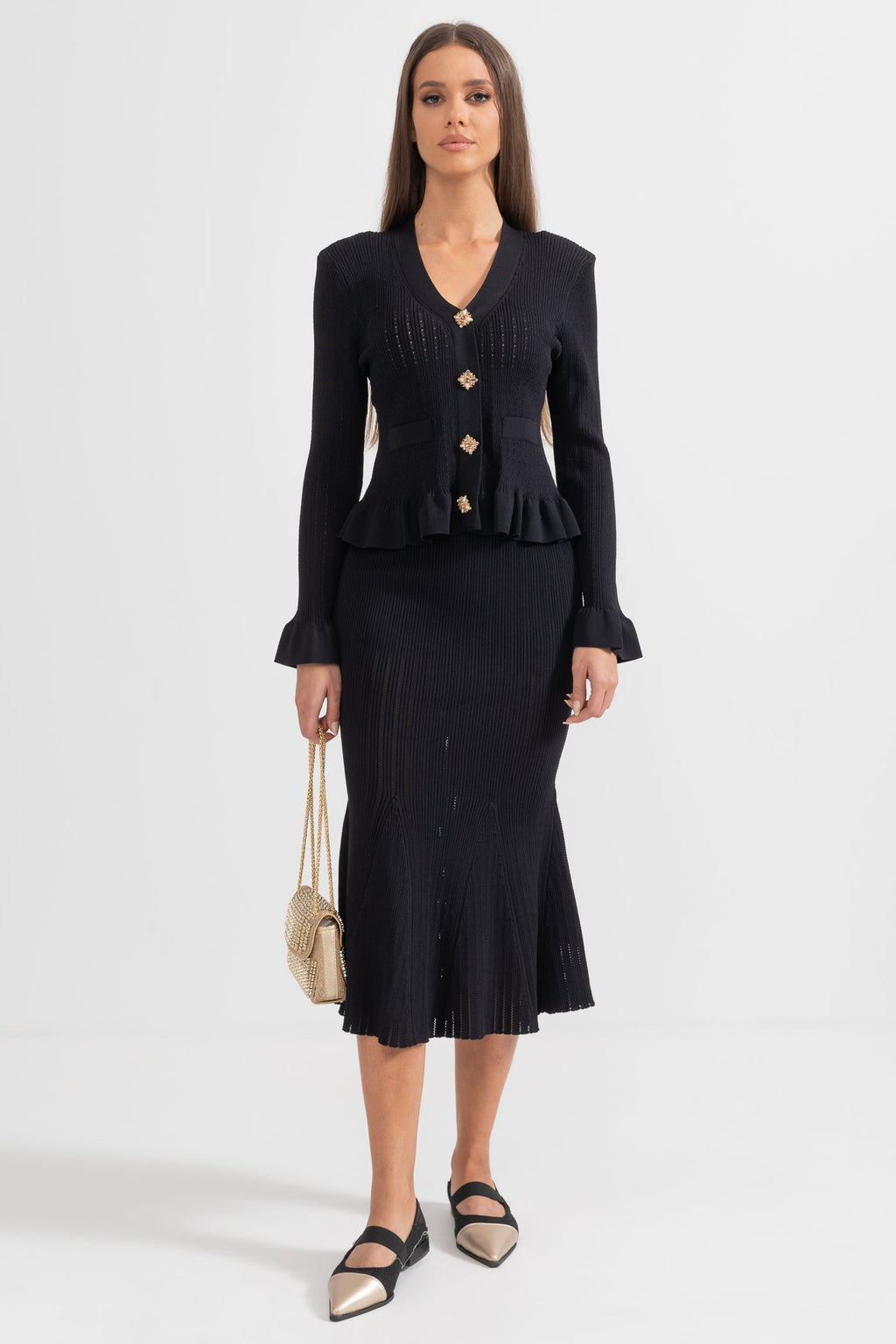 Dámský růžový kabát s černou sukní