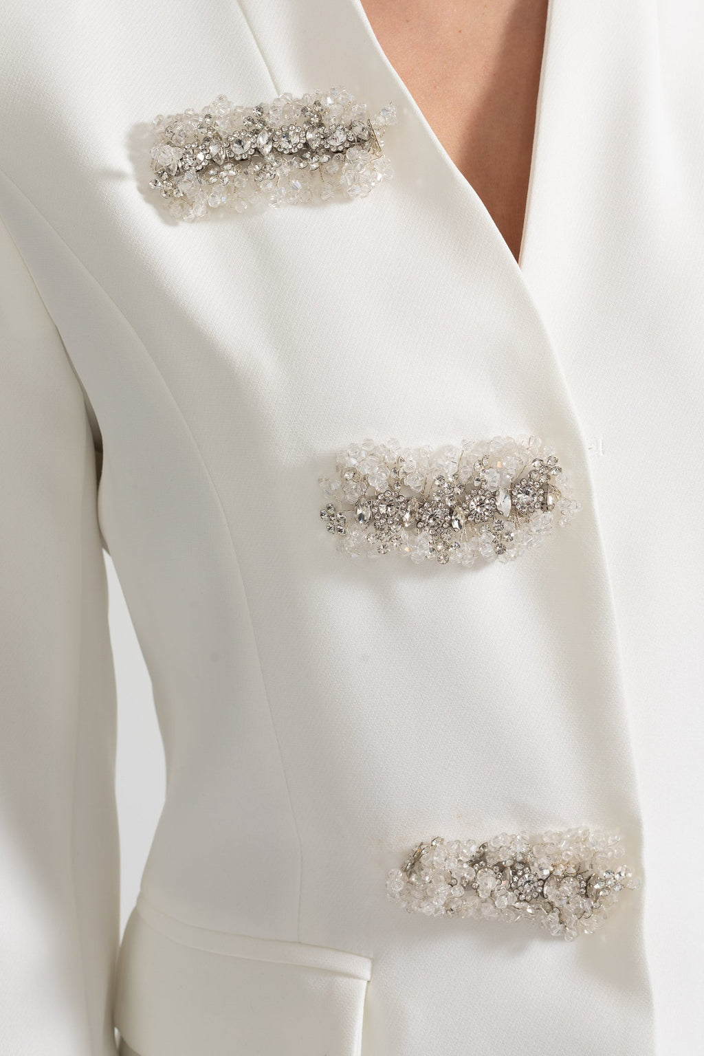 Dámské bílé sako s květinami