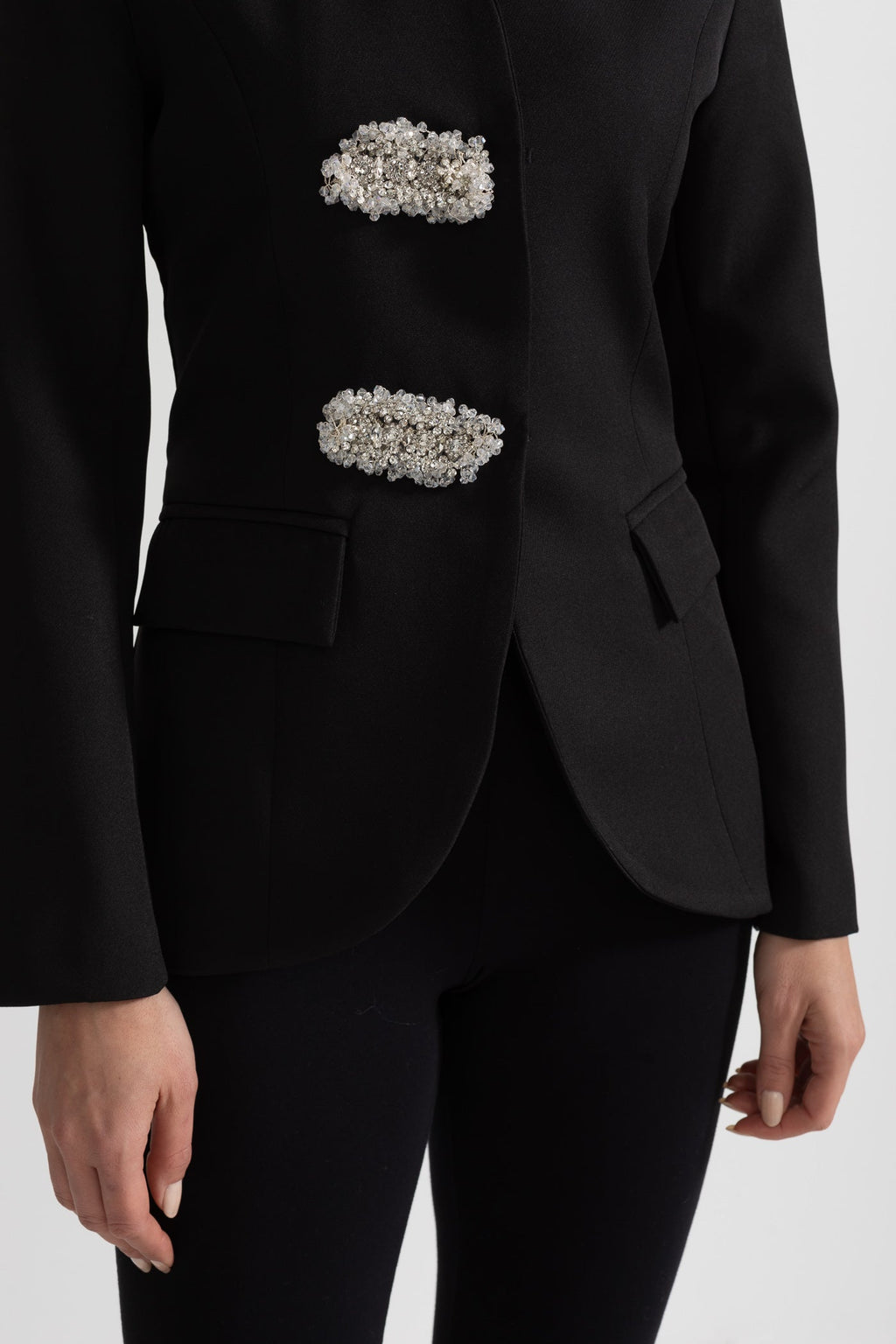 Dámský blazer s květinovými sponami