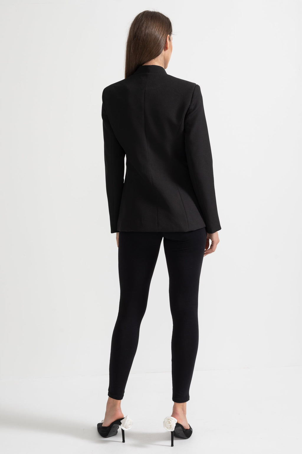 Dámský blazer s květinovými sponami