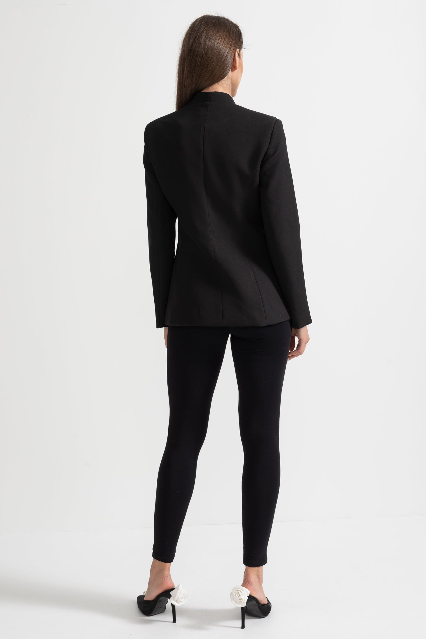 Dámský blazer s květinovými sponami