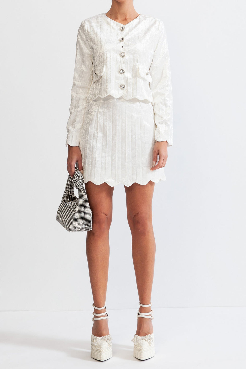 Dámský bílý komplet se stříbrnými knoflíky