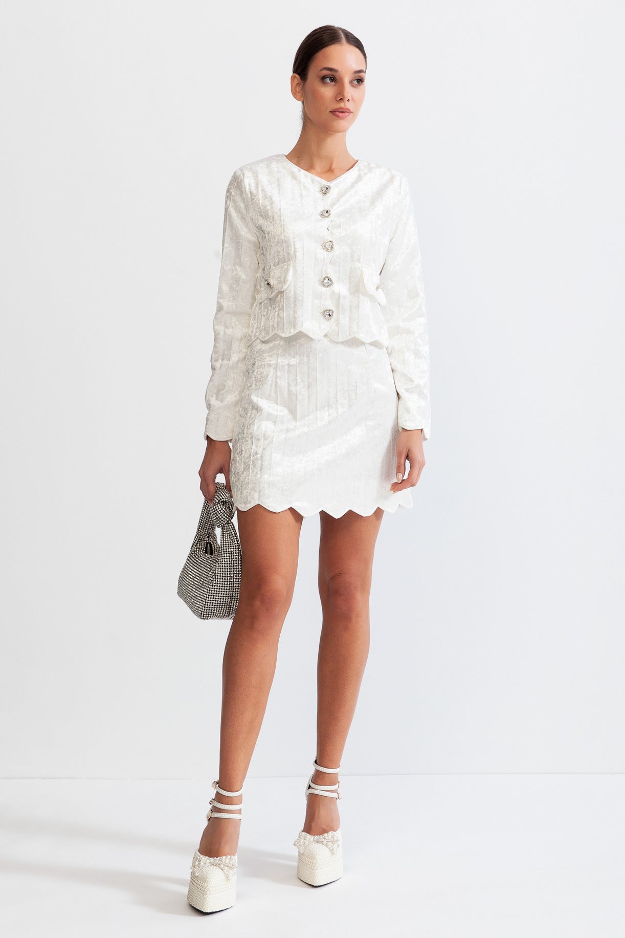 Dámský bílý komplet se stříbrnými knoflíky