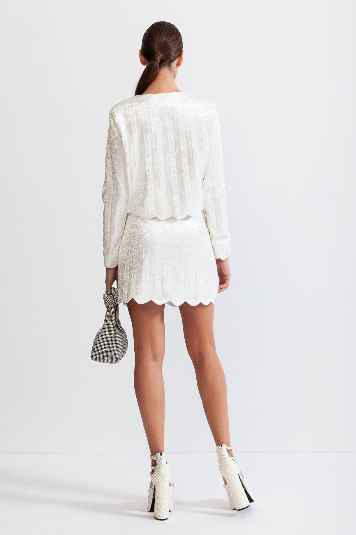 Dámský bílý komplet se stříbrnými knoflíky