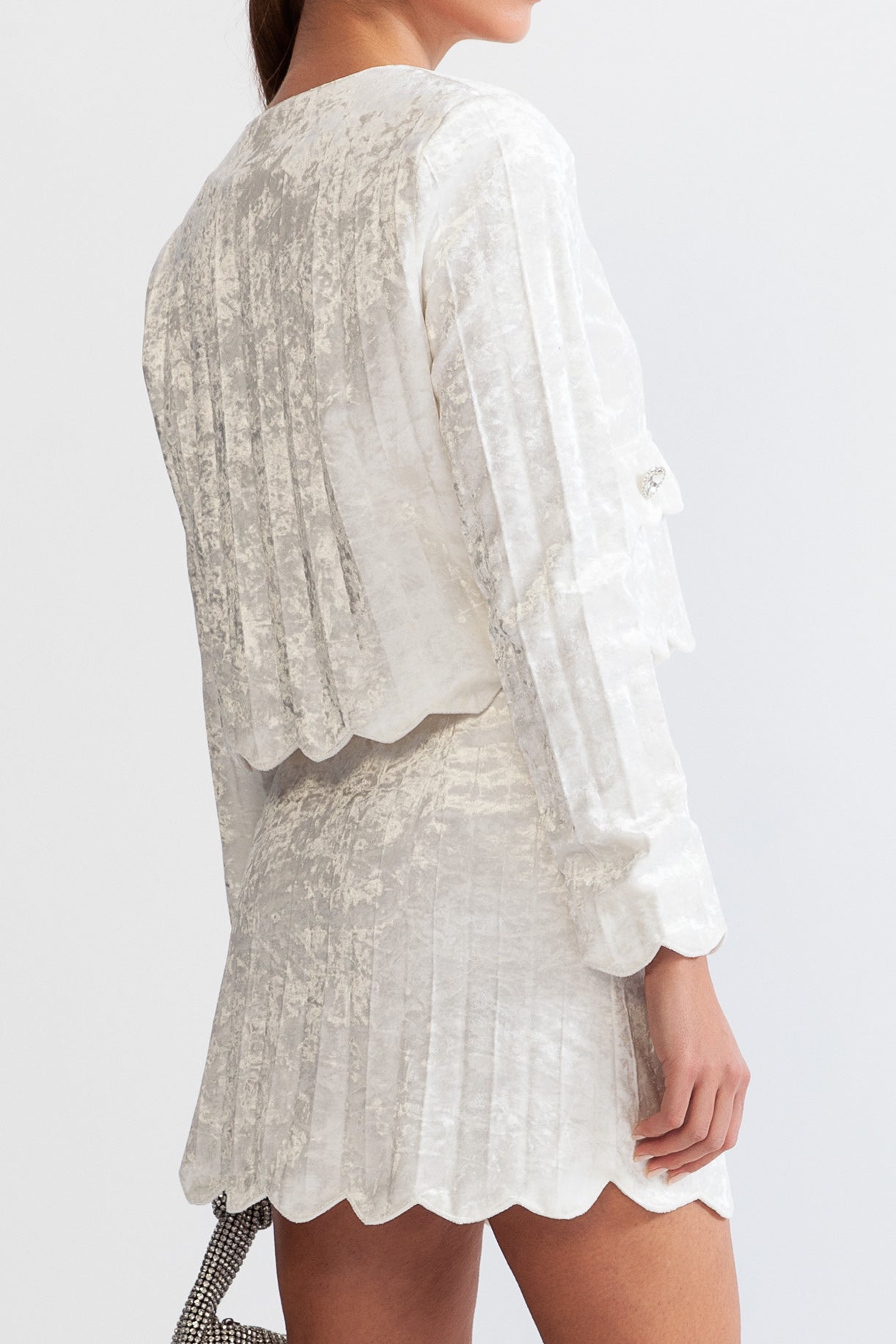 Dámský bílý komplet se stříbrnými knoflíky