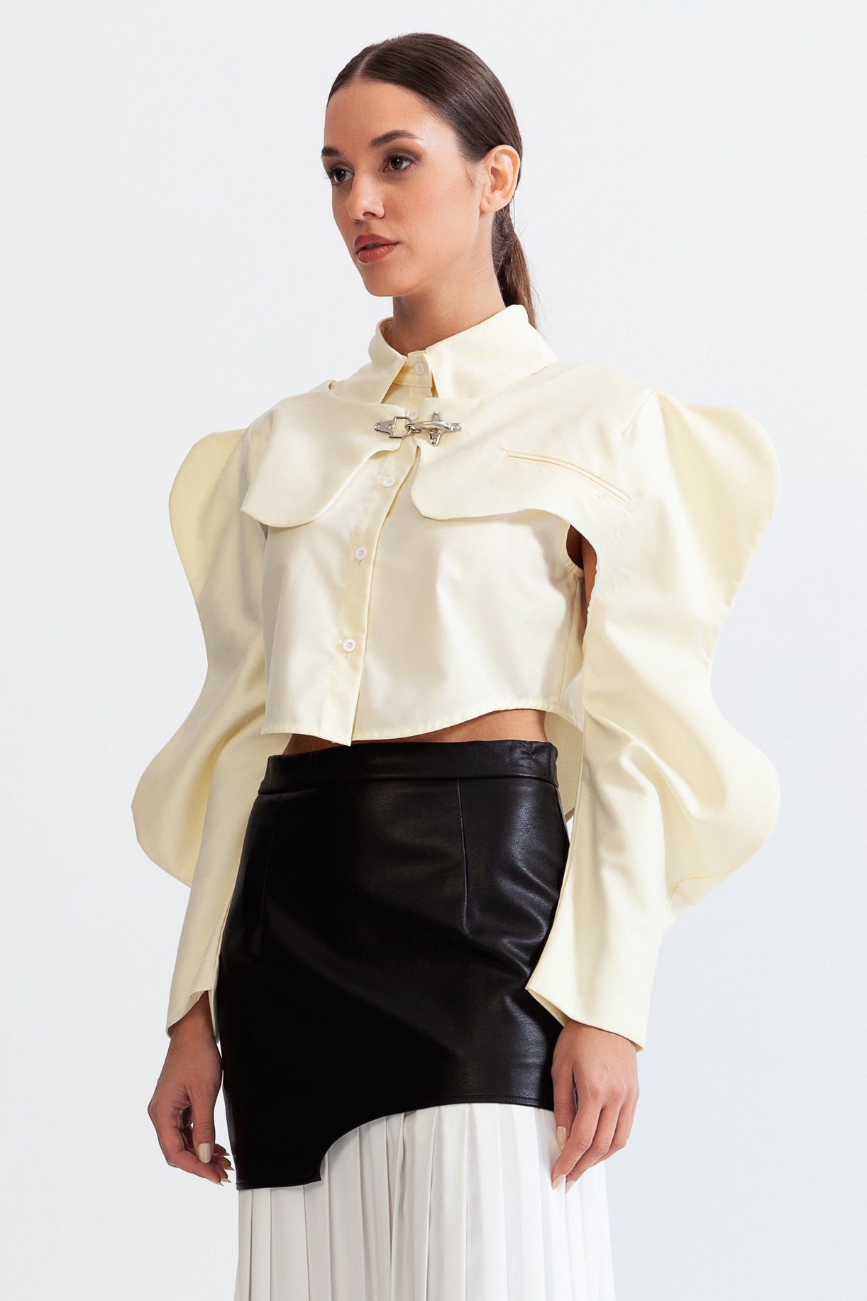 Dámská bílá košile s motýlem