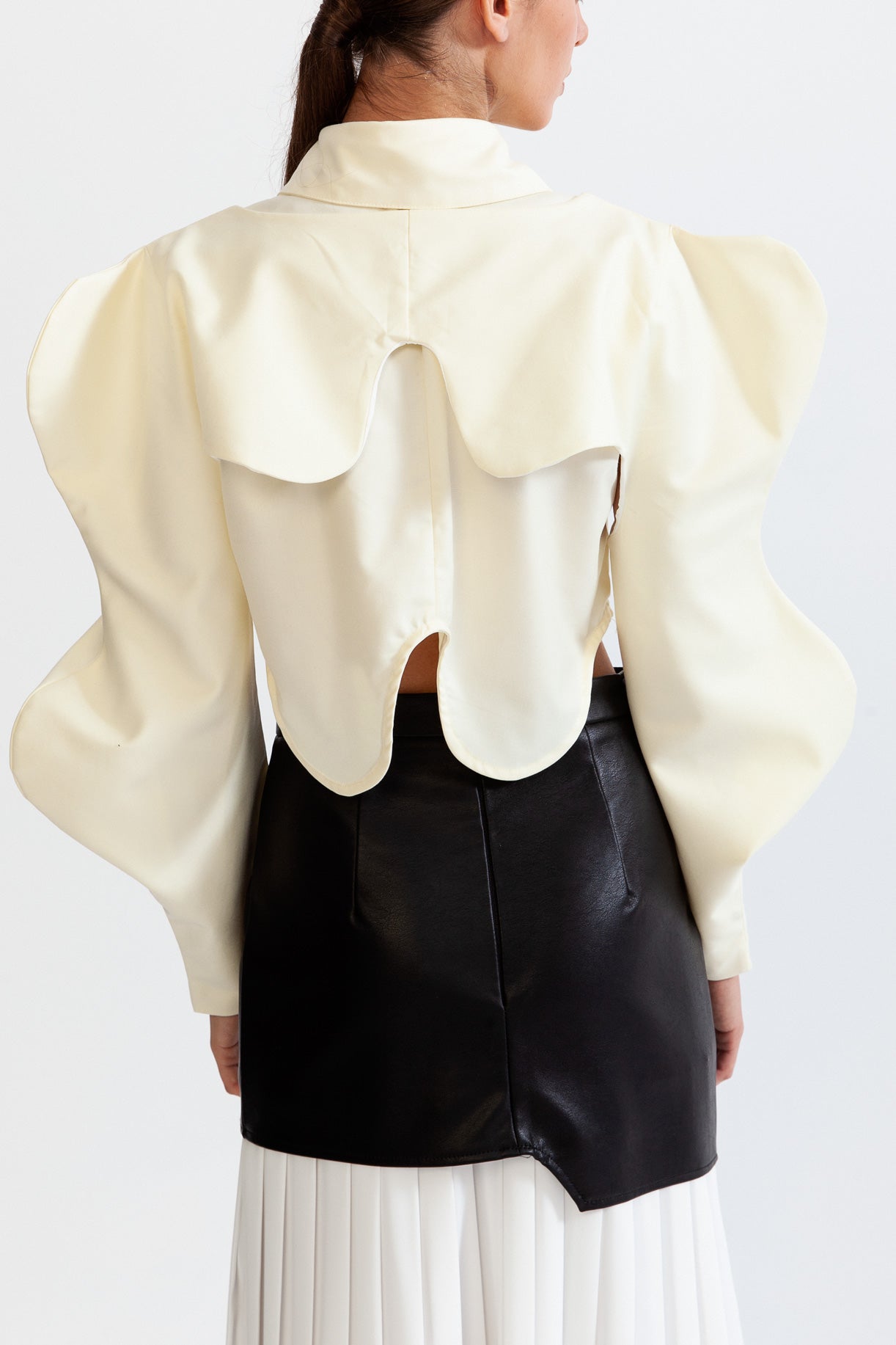 Dámská bílá košile s motýlem