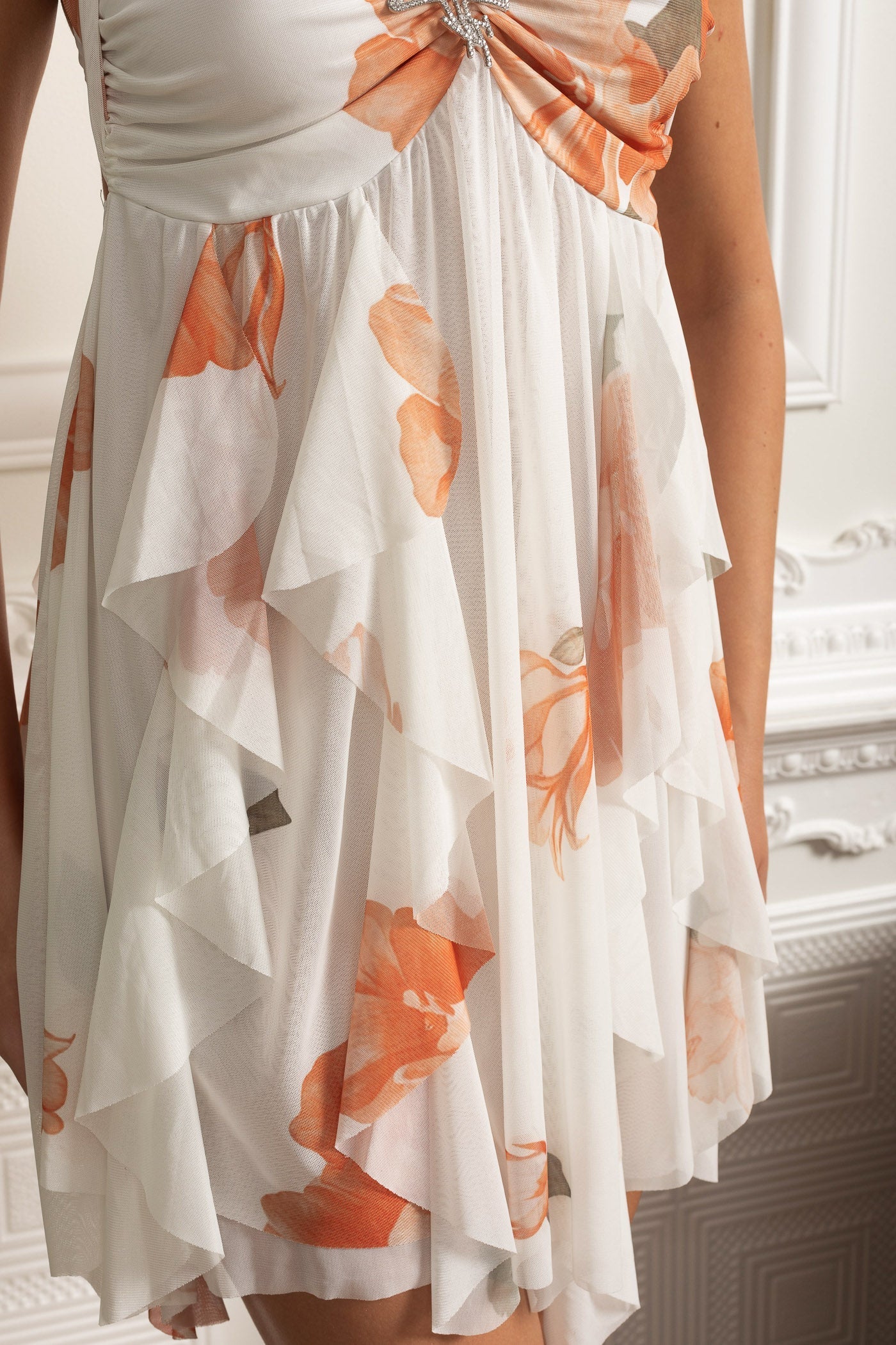 Dámské volánkové šaty s broží