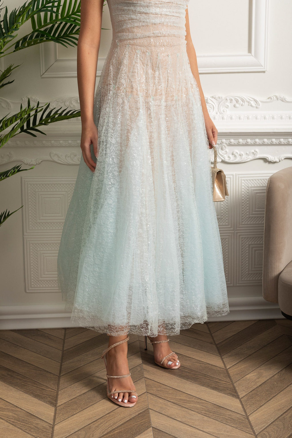 Dámské midi šaty s třpytivým překryvem