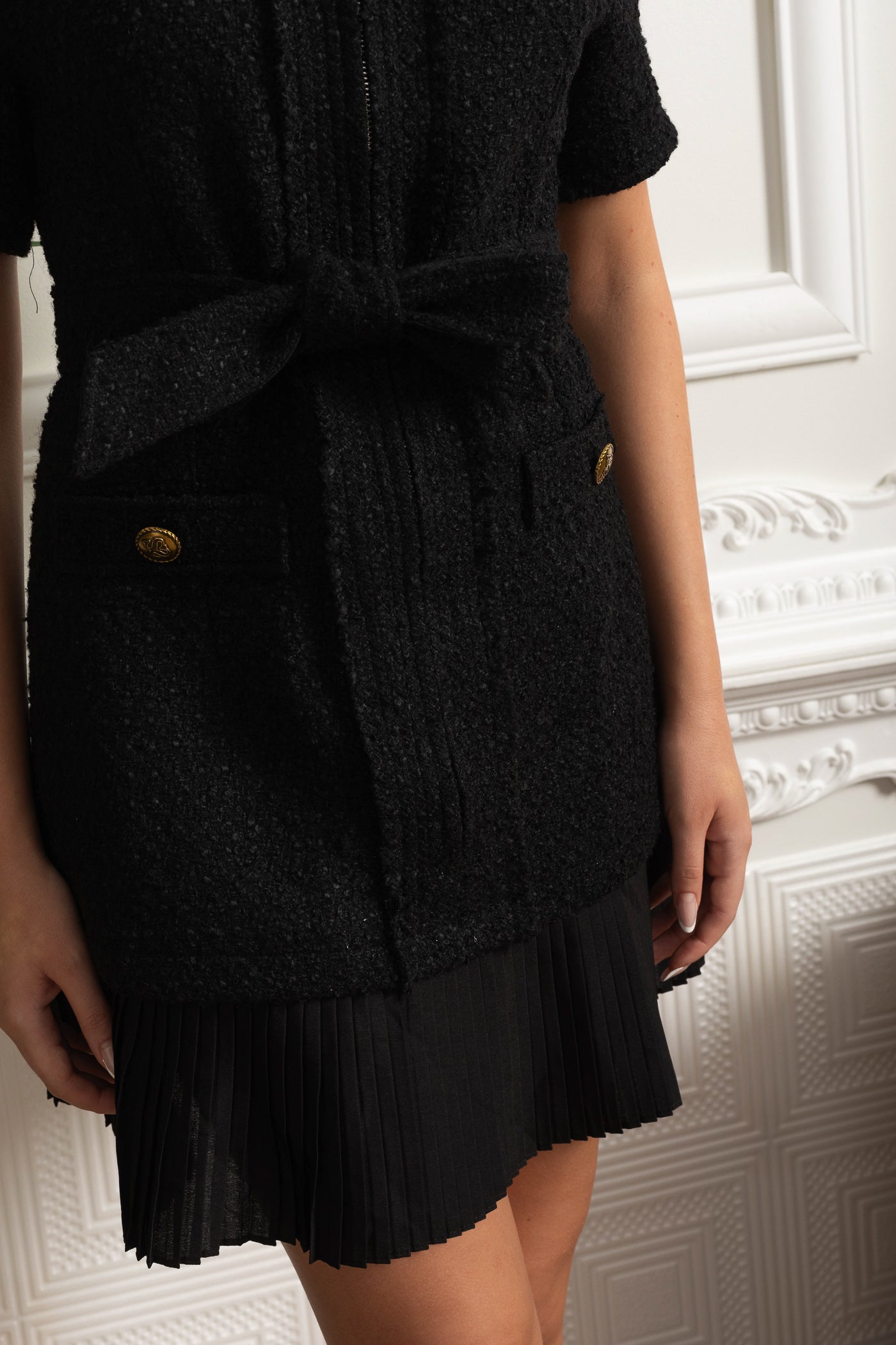 Dámské černé mini šaty s páskem