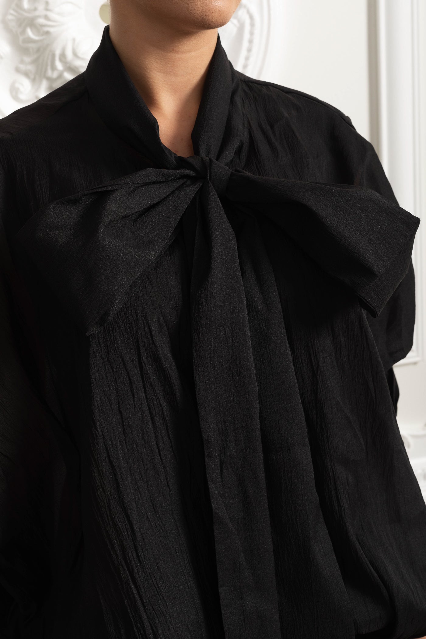 Dámské černé mini šaty s mašlí