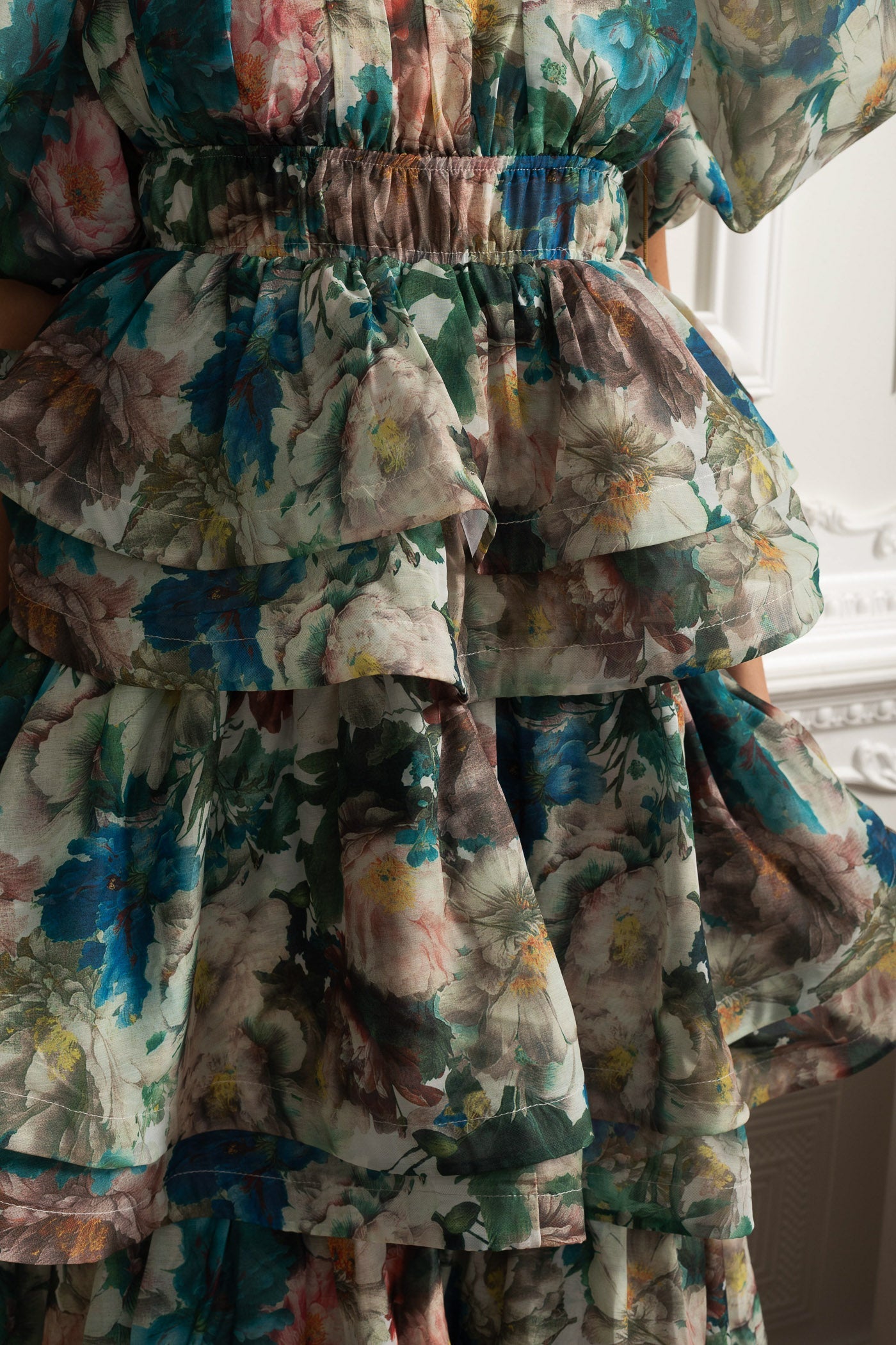 Dámské midi šaty s volánky