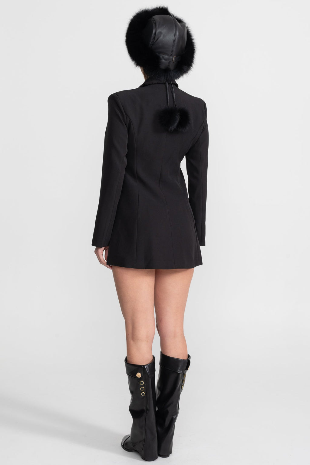 Dámské krajkové šaty s výřezem