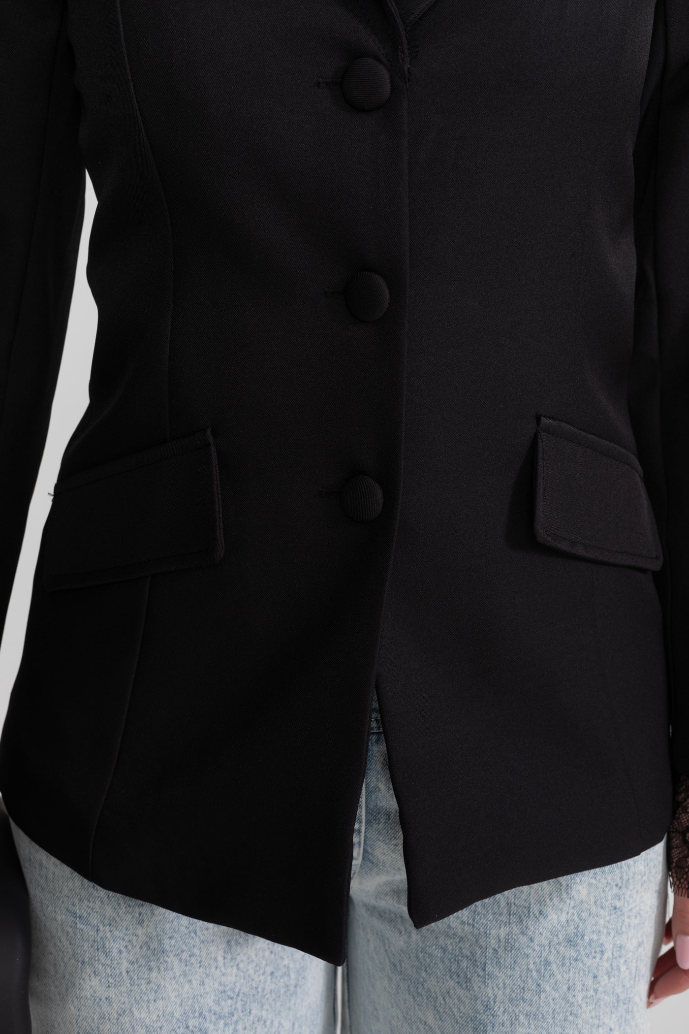 Dámské černé sako s krajkou