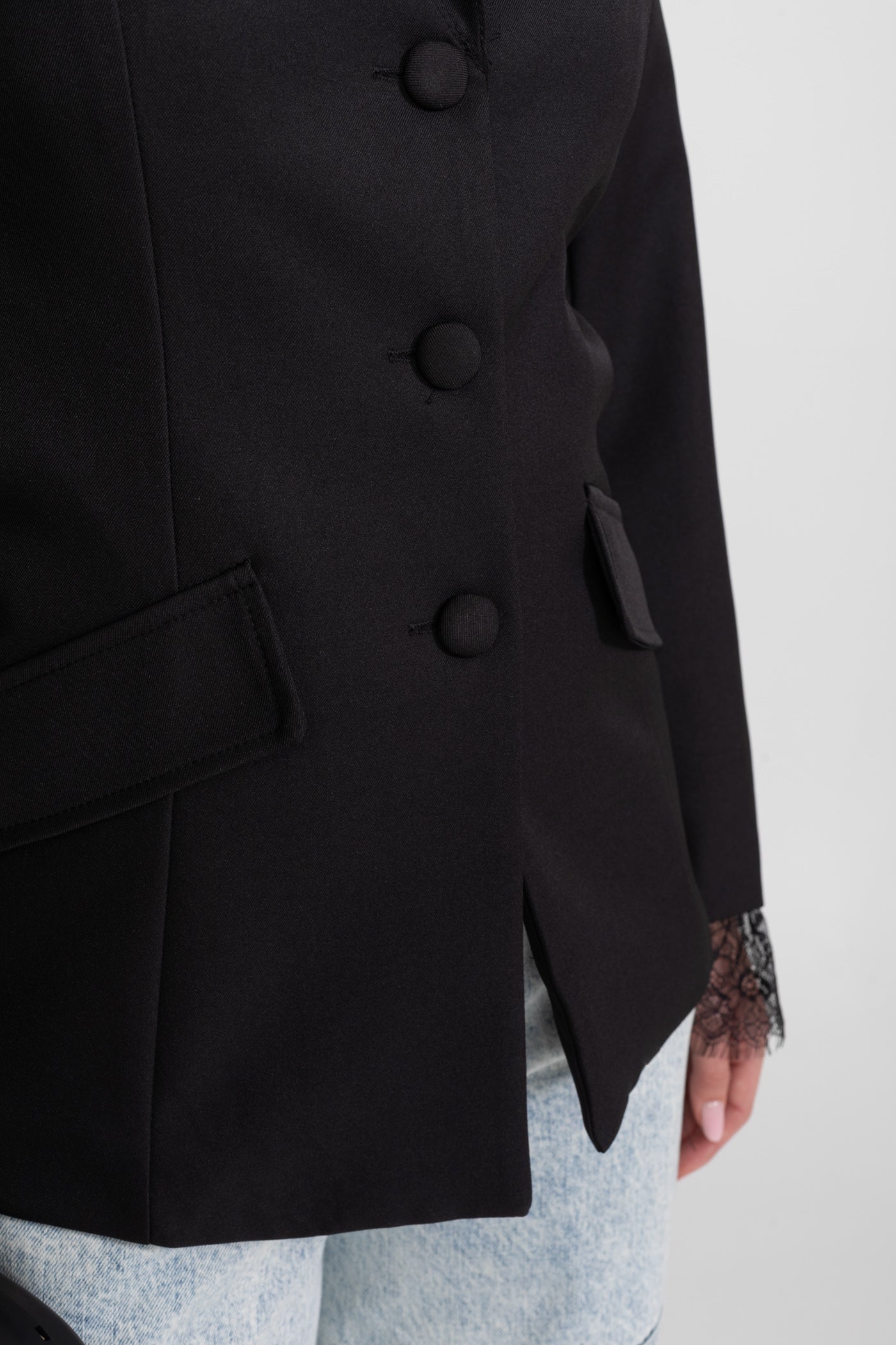 Dámské černé sako s krajkou