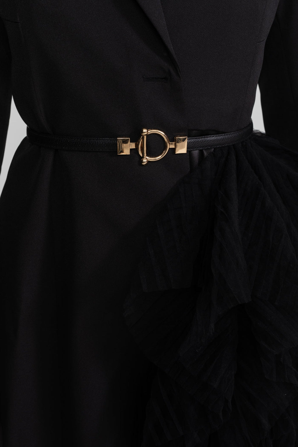 Dámské černé šaty s blazerem