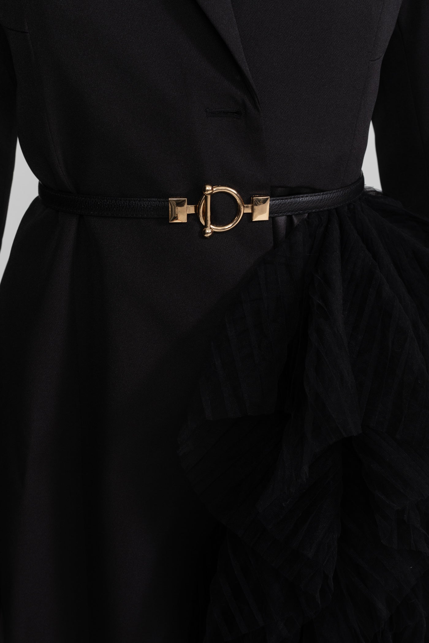 Dámské černé šaty s blazerem