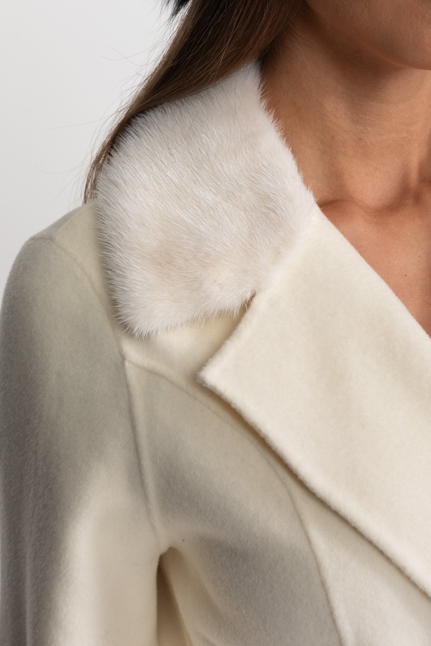 Dámský kabát s fox límcem