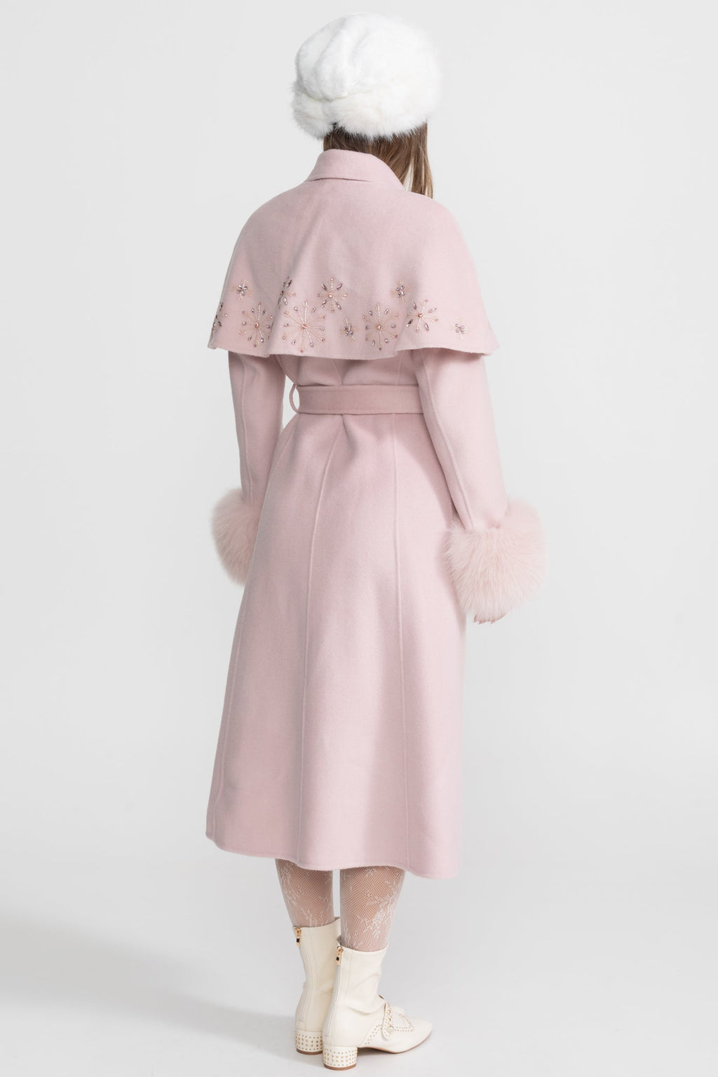 Dámský kabát s liščími manžetami